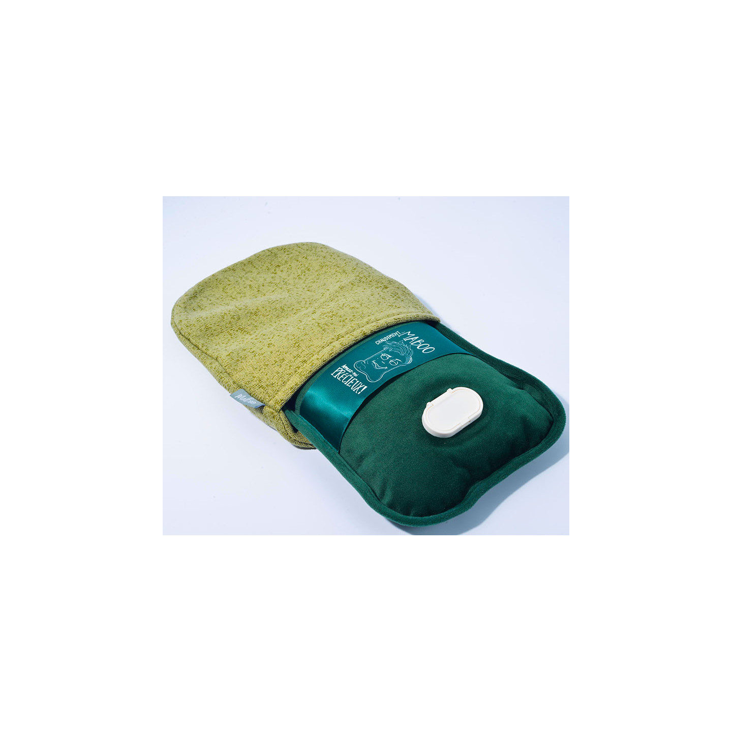 Bouillotte électrique ChillBoo insérée dans la housse BodyBoo pour diffuser une chaleur apaisante sur le bas-ventre ou le dos
